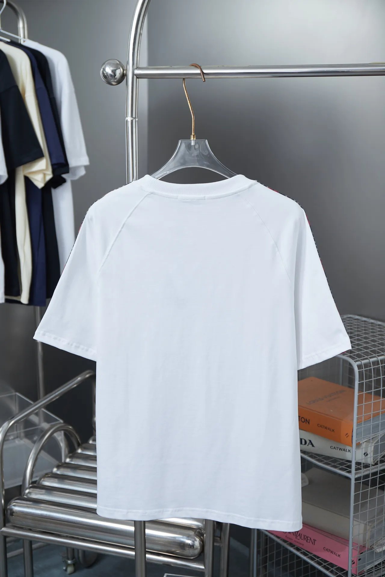 🅿️190 Ch*ome Hearte 25SS Early Spring New Style Ribbon Crow Heart Cross Short Sleeves Light Luxury Essential Item for Daily Commuting for Men and Women Correct Version Welcome to Compare Detailed Features · 320g 100% pure cotton double yarn jersey fabric · Custom dyed in the same cylinder, special thickened 32 count double-ply 1X1 thread · Raglan sleeves spliced with Crow Heart webbing design. Chest embroidered patchwork Crow heart canvas➕Hand-stitched hardware accessories · Double-needle stitching across seams · Original main mark, washed tag, branded moisture-proof paper packaging Color: black/white Size: S/M/L/XL